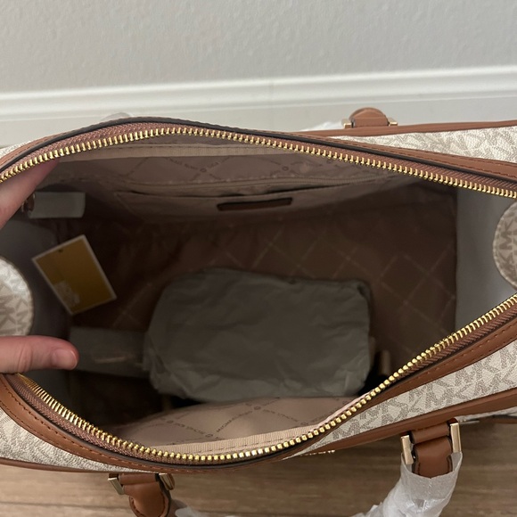 MICHAEL KORS Large Logo Weekender Bag - Picture 7 of 8
